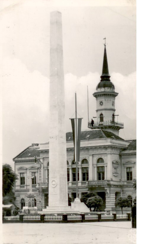 1941.g GRADSKA KUĆA I SPOMENIK JUNAKU (KÖZSÉGHÁZA ÉS HŐSI EMLÉKMŰ ORSZÁGZÁSZLÓVAL) 1941.g GRADSKA KUĆA I SPOMENIK JUNAKU (KÖZSÉGHÁZA ÉS HŐSI EMLÉKMŰ ORSZÁGZÁSZLÓVAL)